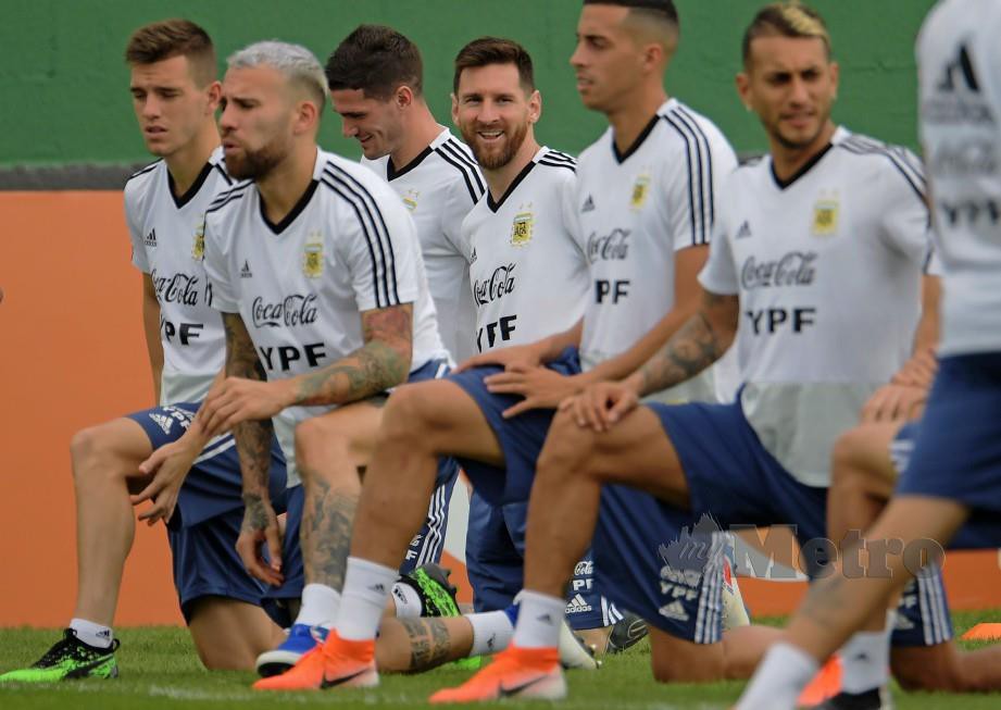 PEMAIN Argentina (dari kiri) Juan Foyth, Nicolas Otamendi, Messi, Ramiro Funes Mori dan Roberto Pereyra ketika sesi latihan di Rio de Janeiro, semalam. — FOTO AFP