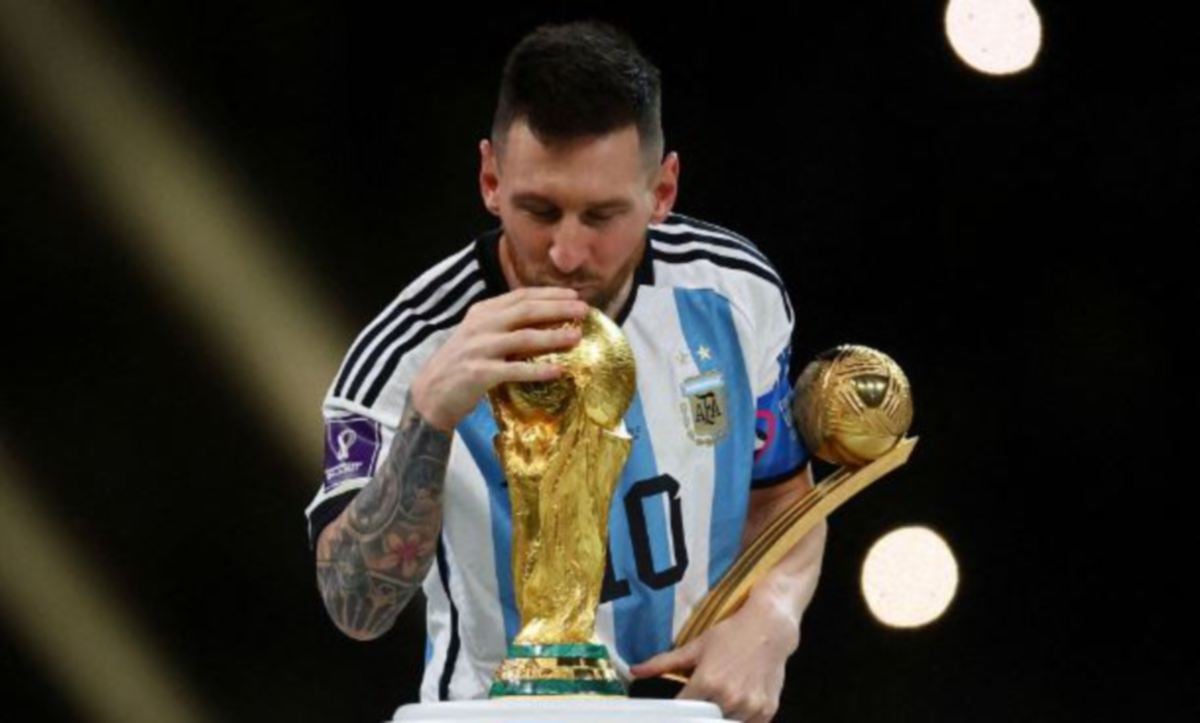 MESSI mengucup trofi Piala Dunia selepas Argentina muncul juara kejohanan di Qatar pada 18 Disember lalu. FOTO Reuters