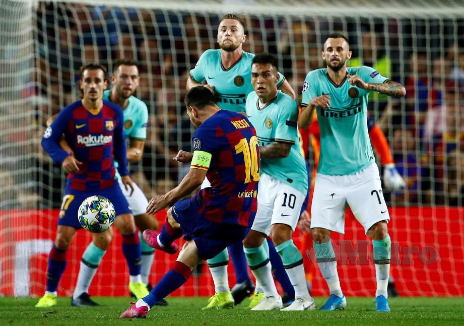 KEHEBATAN Messi mengambil sepakan percuma tidak pernah diragui. — FOTO EPA