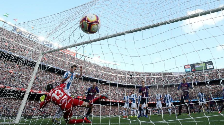 SEPAKAN percuma Messi yang mengelirukan pertahanan dan penjaga gol Espanyol, awal pagi tadi. — FOTO Reuters