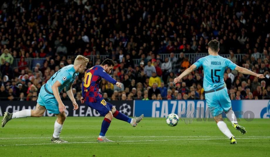 SEPAKAN Messi (tengah) terkena palang pada separuh masa pertama. — FOTO Reuters