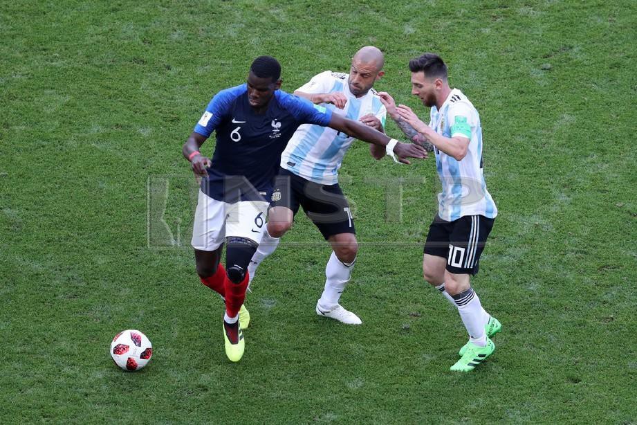 MESSI (kanan) dan Javier Mascherano (tengah) cuba mengekang Paul Pogba dari Perancis pada Piala Dunia tahun lalu. — FOTO Agensi