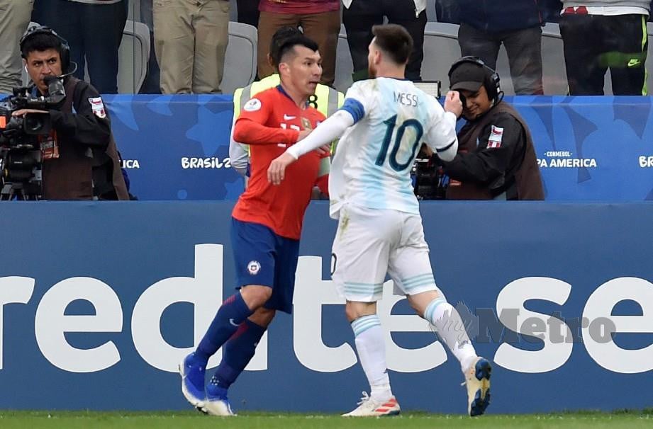 INSIDEN awal sebelum Messi (kanan) dan Medel kedua-duanya dilayangkan kad merah. — FOTO AFP