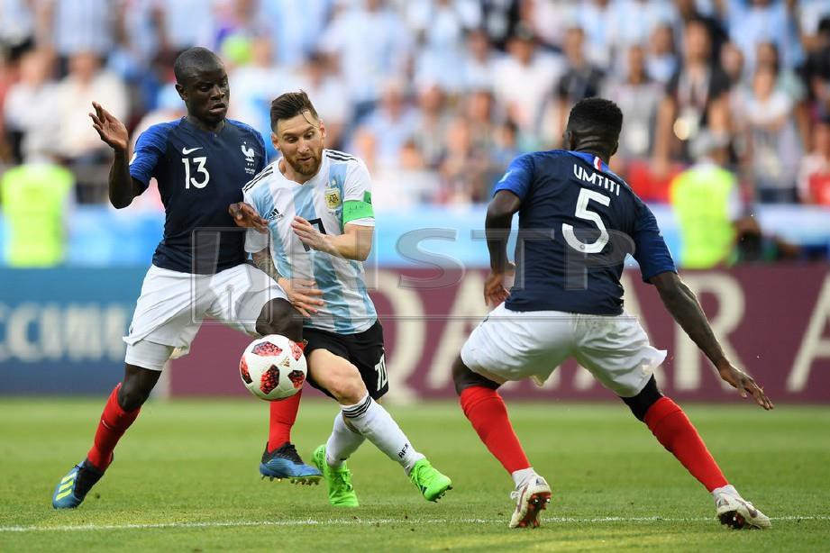 MESSI (tengah) cuba dihalang pemain Perancis, N’Golo Kante (kiri) dan Samuel Umtiti pada Piala Dunia tahun lalu. — FOTO Agensi