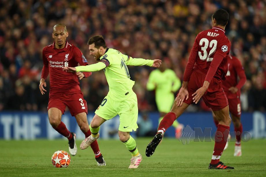 KAPTEN Barcelona, Lionel Messi (tengah) gagal kemudi pasukannya ke final Liga Juara-Juara. — FOTO AFP