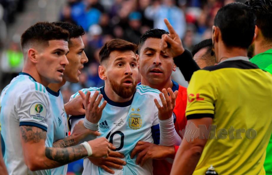 MESSI (tengah) berasakan pengadil tidak menyebelahi Argentina pada Copa America. — FOTO AFP