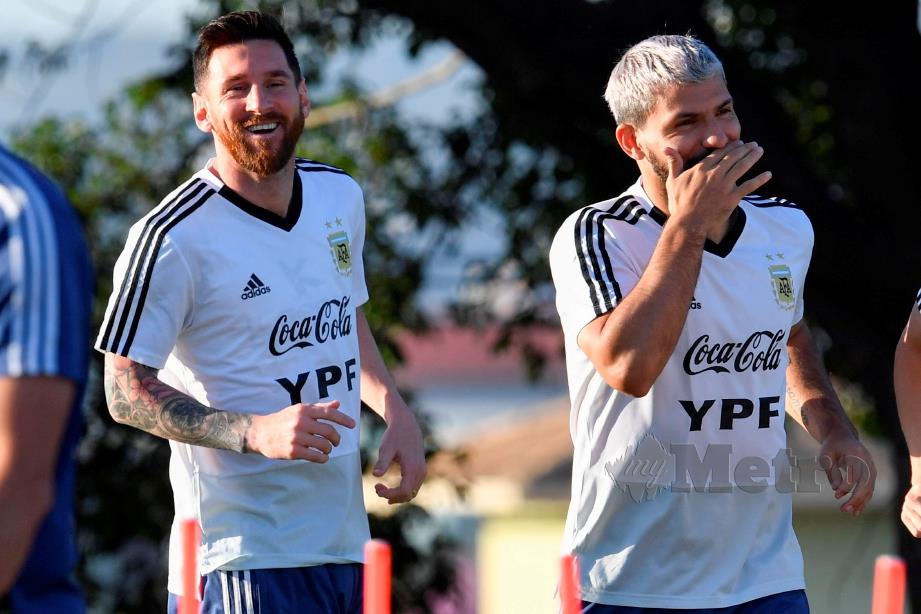 MESSI (kiri) dan Aguero ceria ketika sesi latihan Argentina di  Belo Horizonte. - FOTO AFP