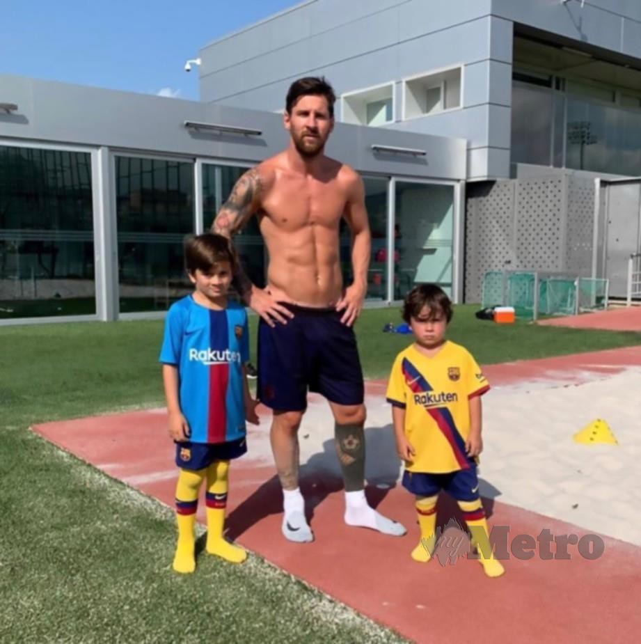 Messi (tengah) bersama dua anak lelakinya.