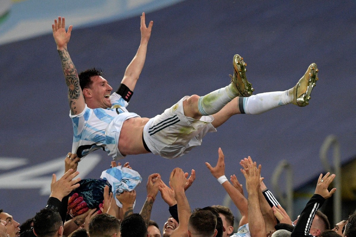 Messi diraikan rakan sepasukannya. FOTO AFP