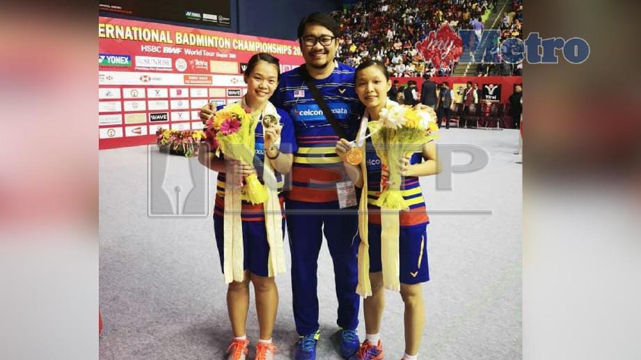 ROSMAN (tengah) bersama Mei Kuan (kanan) dan Meng Yean yang menjuarai kejohanan badminton Syed Modi di Lucknow. FOTO Persatuan Badminton Malaysia (BAM).
