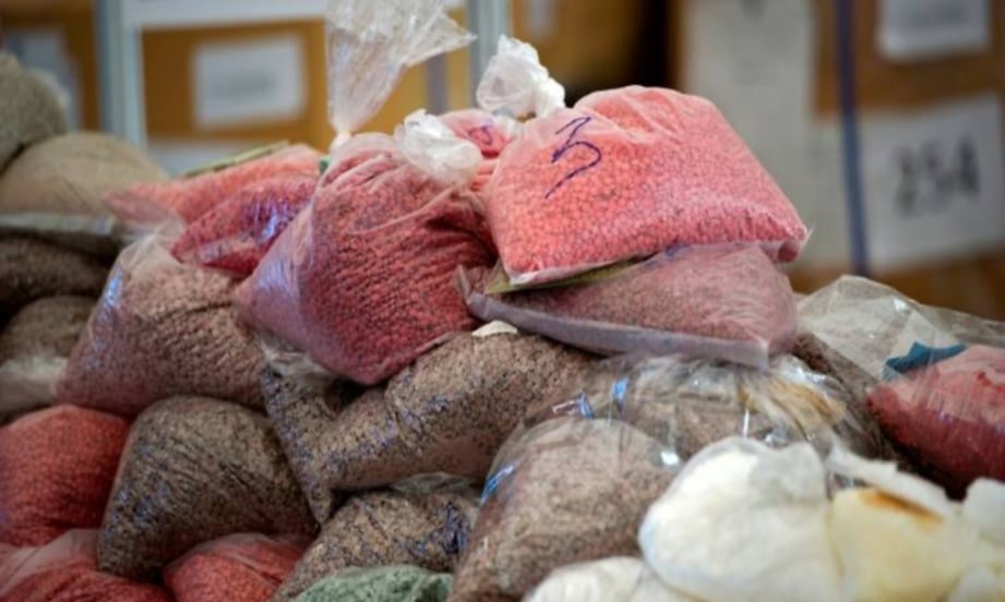 SETIAP pembesar suara itu disumbat 10 paket teh dan semuanya mengandungi dadah. FOTO: AFP