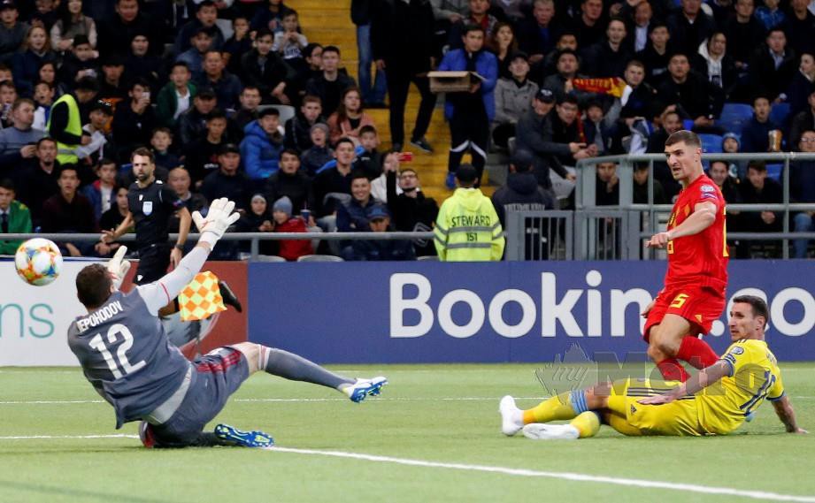 MEUNIER (tengah) meledak gol kedua Belgium di Arena Astana. — FOTO Reuters
