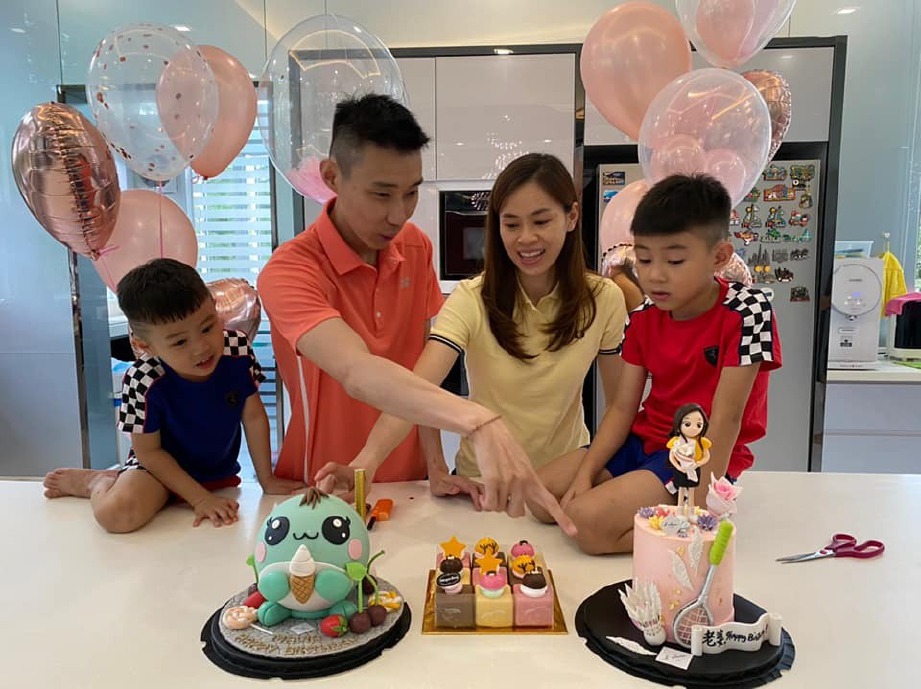 CHONG Wei (dua kiri) meraikan ulang tahun kelahiran Mew Choo (dua kanan) bersama kedua-dua anak mereka. FOTO FB Lee Chong Wei 