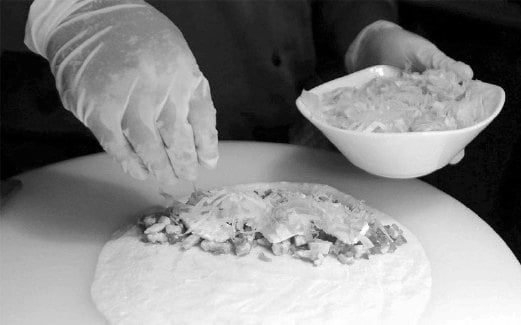 6. LETAKKAN inti ayam pada sebelah bahagian tortilla dan susun kepingan keju atas inti .