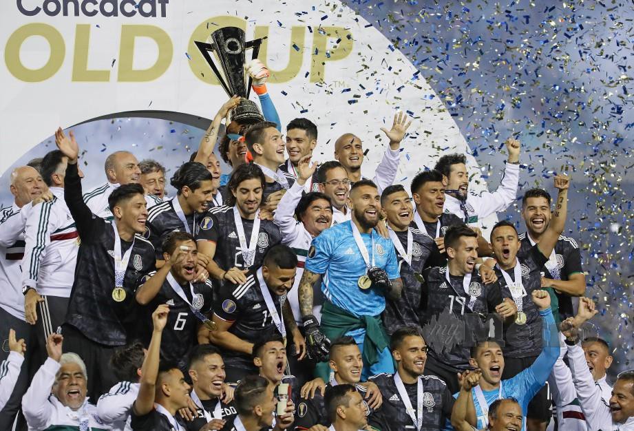 PEMAIN dan pegawai Mexico meraikan kejayaan menjuarai Piala Emas Concacaf di Chicago, Illinois, awal pagi tadi. — FOTO AFP