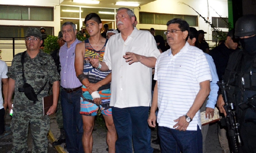 Gabenor Governor Egidio Torre Cantu (tengah) bersama Alan Pulido di kananya ketika bercakap dengan media hari ini. - Foto AFP