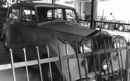 DULU. Kereta jenama Rolls-Royce antara kenderaan yang  dipamerkan di bahagian hadapan muzium.