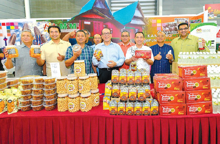  IZHAM (lima dari) dan Abdul Yunus (tiga dari kiri) menunjukkan produk PKS yang dijual di Singapura.