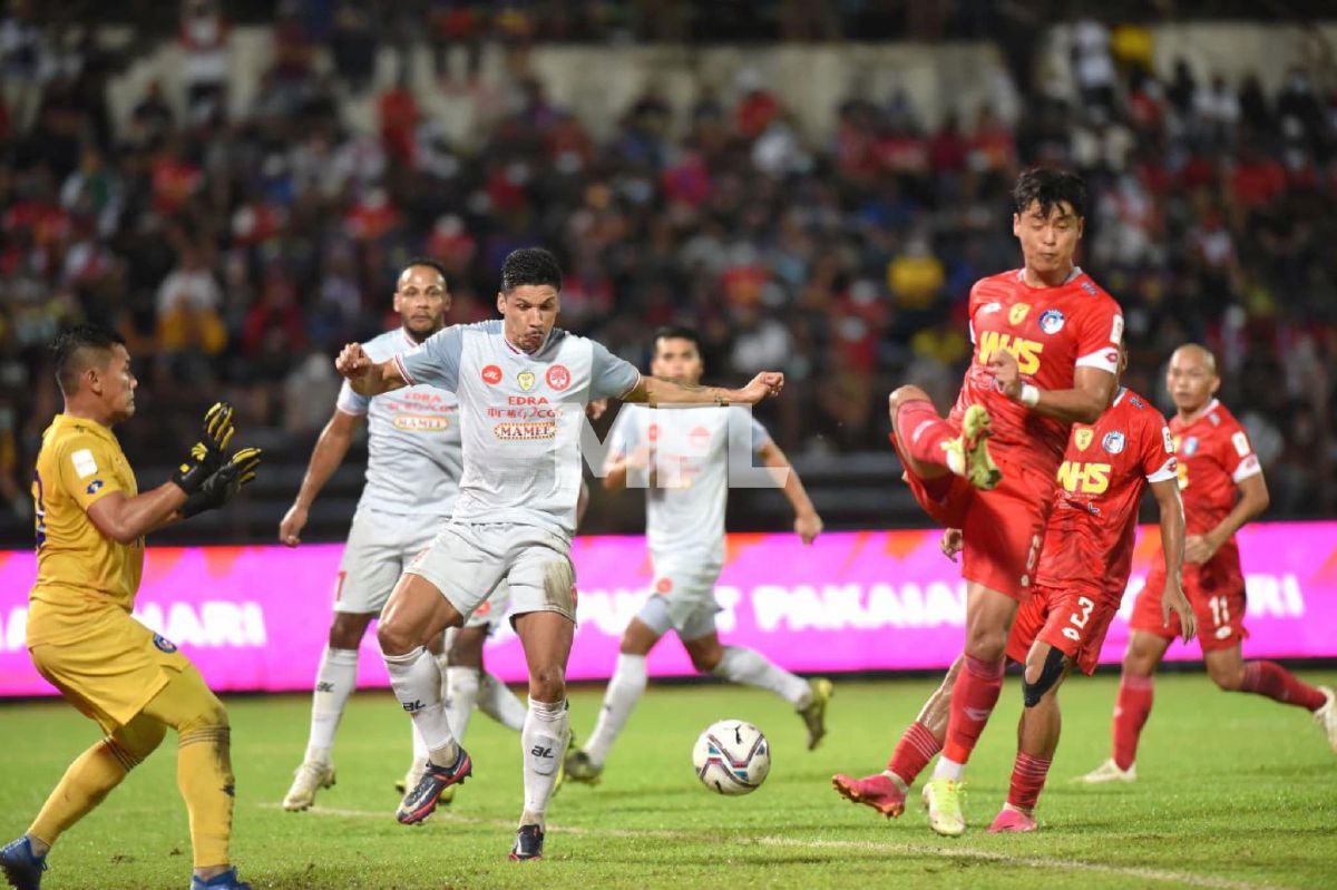 Pemain Melaka United dihalang pemain Sabah dalam aksi Piala Malaysia. FOTO MFL