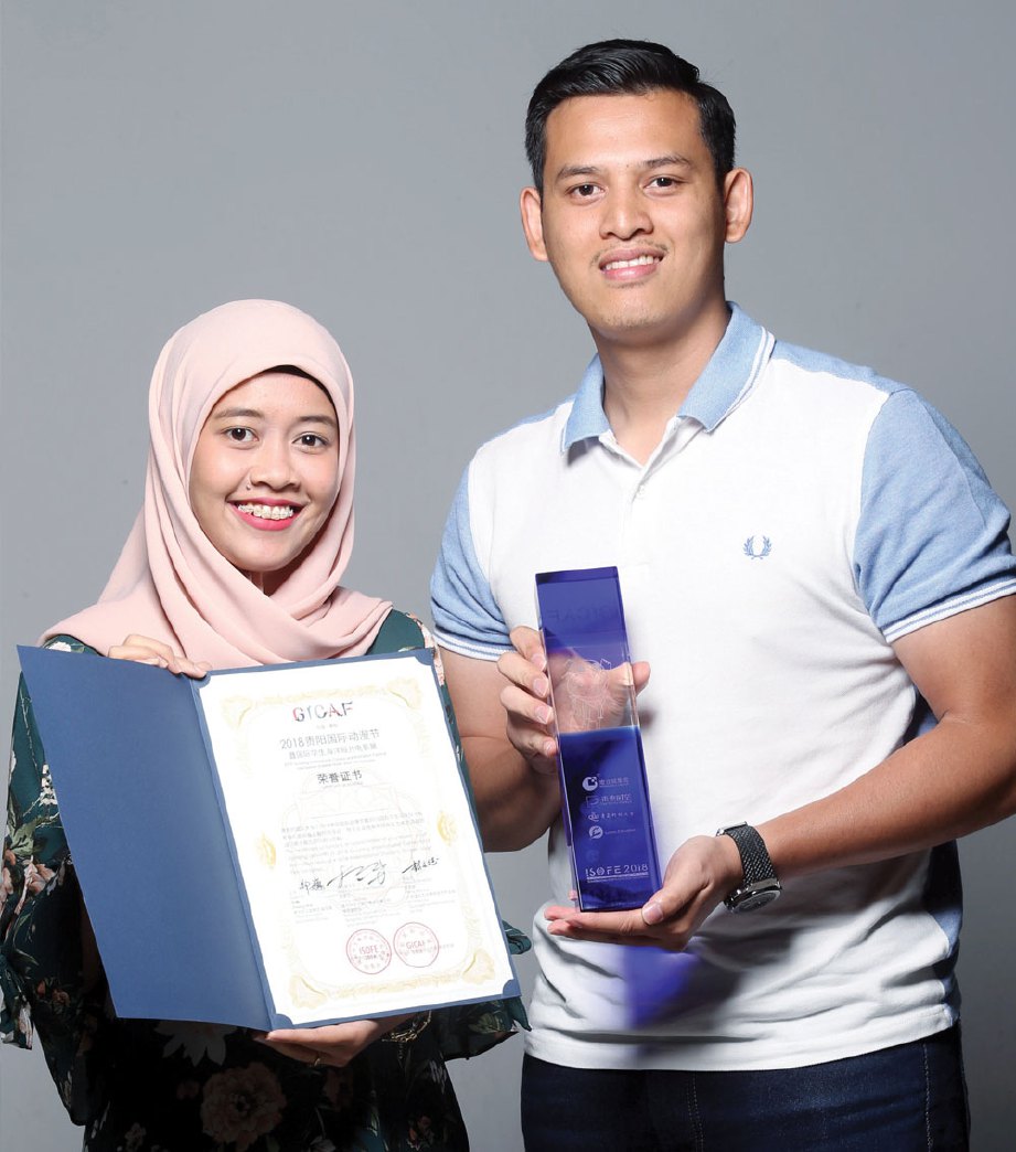 RAJA Mohamad Amin dan Saidatul Nurlin bersama sijil dan trofi yang dimenangi.