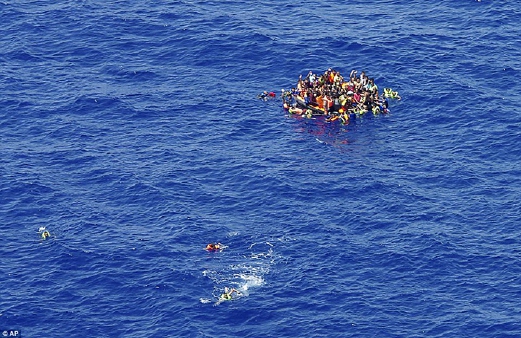 Pelarian berpaut pada rakit menunggu diselamatkan selepas bot nelayan membawa sehingga 700 pelarian karam di Laut Mediterranean semalam.