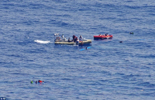 Pelarian berenang menuju bot penyelamat untuk menyelamatkan diri selepas bot nelayan membawa sehingga 700 pelarian karam di Laut Mediterranean semalam.