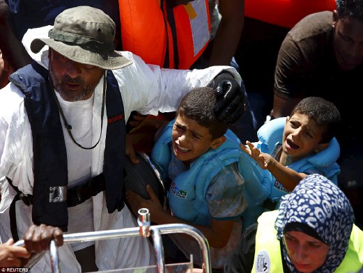 Pelarian kanak-kanak dan wanita menangis selepas diselamatkan. Mereka dibiarkan terkandas dalam bot di Laut the Mediterranean, 16 kilometer dari pantai Libya hari ini.