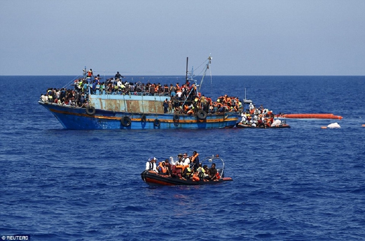 Ratusan pelarian dalam bot yang sesak dengan ratusan pendatang dan terkandas di Laut Mediterranean diselamatkan hari ini.