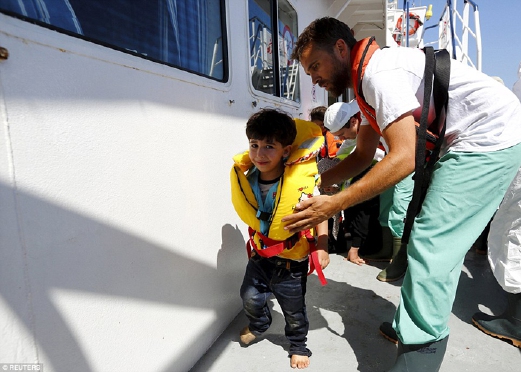 Seorang pelarian kanak-kanak menangis selepas dibawa naik ke atas kapal  Stesen Bantuan Pendatang Luar Pesisir (MOAS) hari ini.