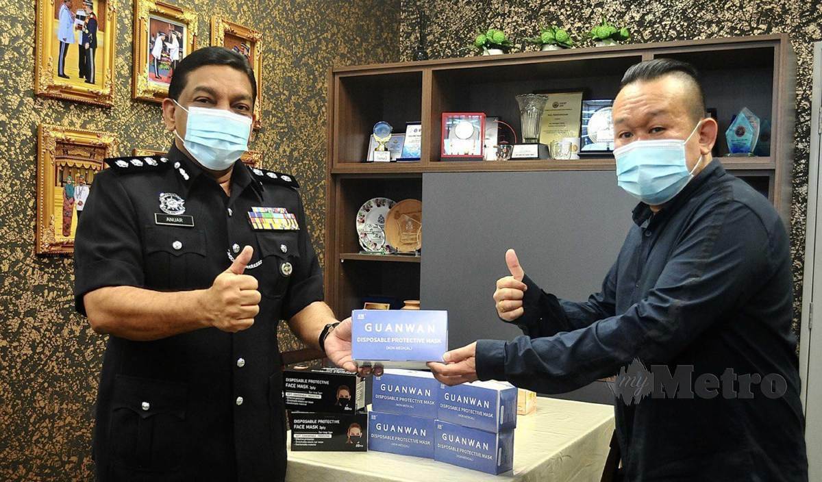 ANUAR (kiri) menerima sumbangan pelitup muka daripada Azman di pejabatnya hari ini. FOTO Yusmizal Dolah Aling