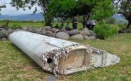 Flaperon sayap yang ditemui di Pulau Reunion Julai lalu, disahkan sebagai komponen pesawat MH370. - Foto The Telegraph (Fail)