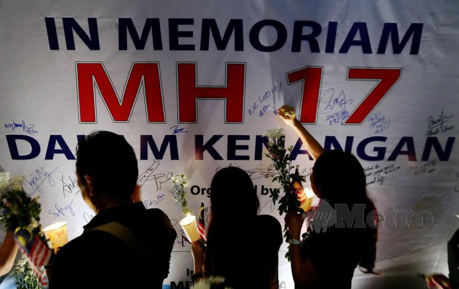 ORANG ramai berkumpul memberi sokongan dan berkongsi kesedihan akibat tragedi MH17 di hadapan Nouvelle Hotel Seri Kembangan pada 2014. FOTO arkib NSTP.