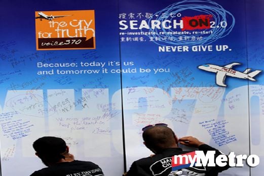 Orang ramai menurunkan tandatangan ketika majlis Hari Kenangan Dua Tahun Pencarian MH370 di Publika, Kuala Lumpur, kelmarin. FOTO Abdullah Yusof 