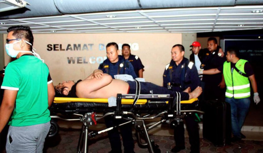 KRU kapal dagang warga Filipina dikejar ke hospital oleh anggota APMM untuk mendapatkan rawatan.