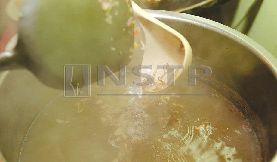 3. MASUKKAN bawang goreng tadi ke dalam air rebusan ikan selayang.