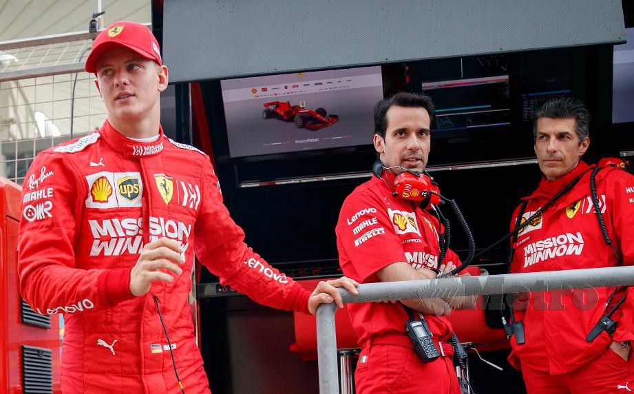 MICK Schumacher (kiri) kali pertama memandu jentera moden F1. — FOTO EPA