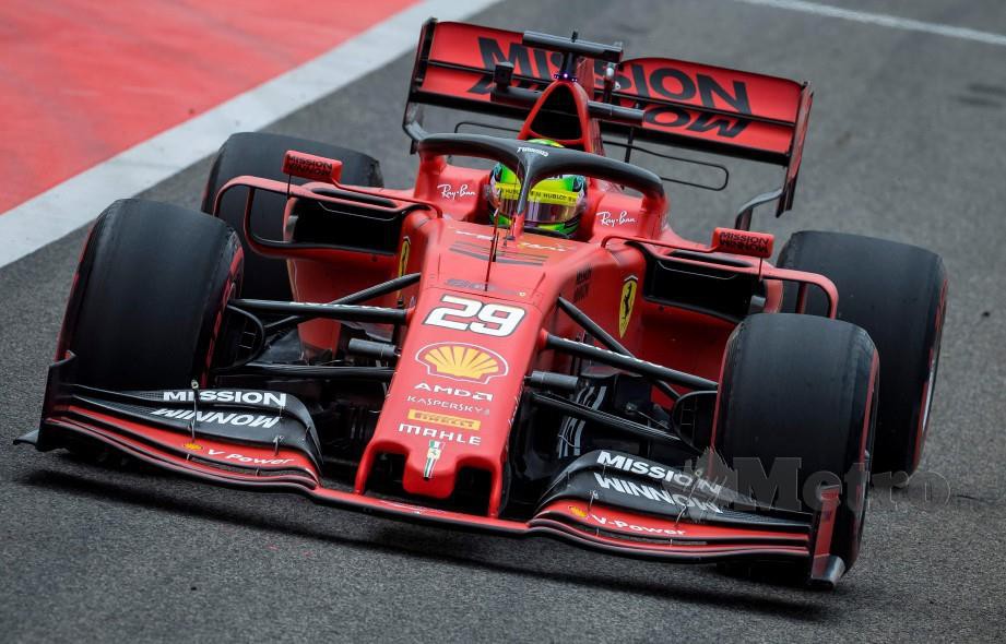 MICK Schumacher melengkapkan 56 pusingan pada ujian F1 bersama Ferrari di litar Sakhir, semalam. — FOTO AFP