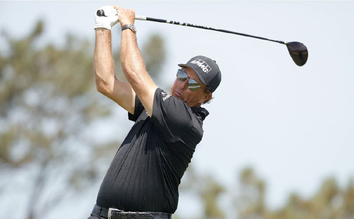 MICKELSON melakukan pukulan ketika sesi latihan di  Torrey Pines Golf Course di San Diego, California.  FOTO AFP