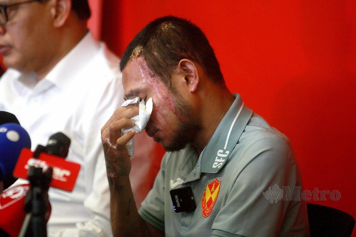 MICKEY merasa sebak pada sidang media penampilan pertama selepas insiden simbah asid di Pusat Latihan Selangor FC, Shah Alam. -FOTO Faiz Anuar