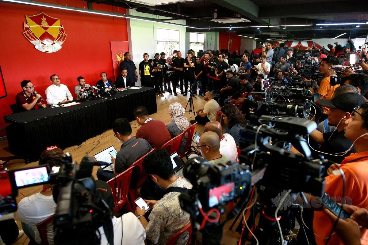 SHAHRIL turut hadir pada sidang media khas bersama Faisal Halim di Pusat Latihan Selangor FC di Shah Alam. -FOTO Faiz Anuar 
