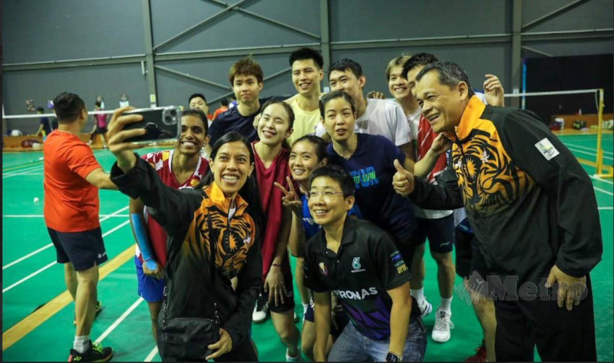 HAMIDIN (kanan) berswafoto dengan pegawai dan pemain ketika melawat sesi latihan skuad badminton negara di ABM, Bukit Kiara, hari ini.