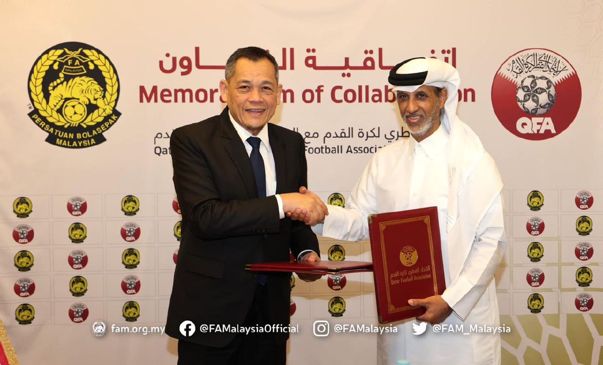 PRESIDEN FAM, Datuk Hamidin Mohd Amin berjabat tangan dengan Presiden QFA, Sheikh Hamad Khalifa Ahmed Al Thani selepas menandatangani kerjasama MoU di di Al-Bidda Tower, Doha. FOTO FAM
