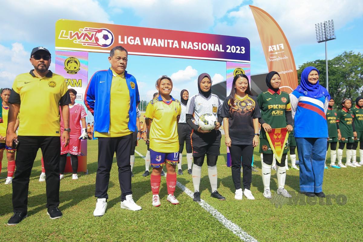 MENTERI Belia dan Sukan, Hannah Yeoh (tiga dari kanan) bersama Hamidin (dua dari kiri) melancarkan Liga Wanita Nasional 2023 di Stadium Uitm Shah Alam. FOTO GENES GULITAH