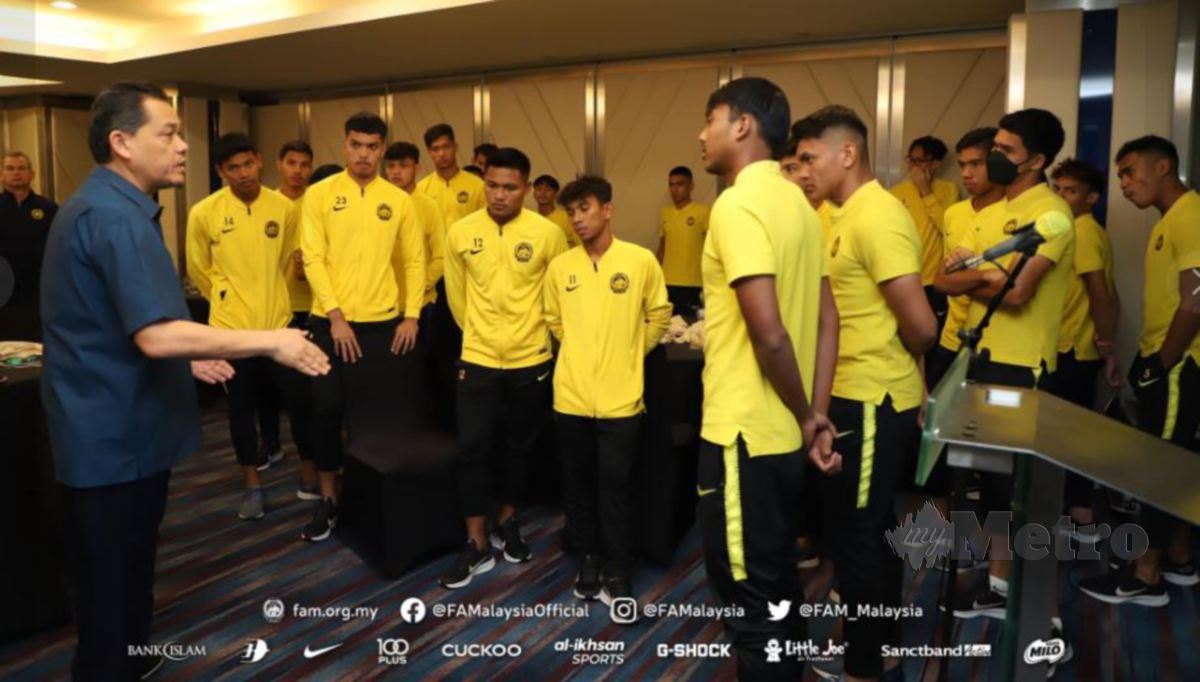 HAMIDIN (kiri) menyampaikan amanat kepada pemain skuad B-23 negara yang akan beraksi di Piala Asia B-23, dalam pertemuan hari ini. FOTO ihsan FB FAM 
