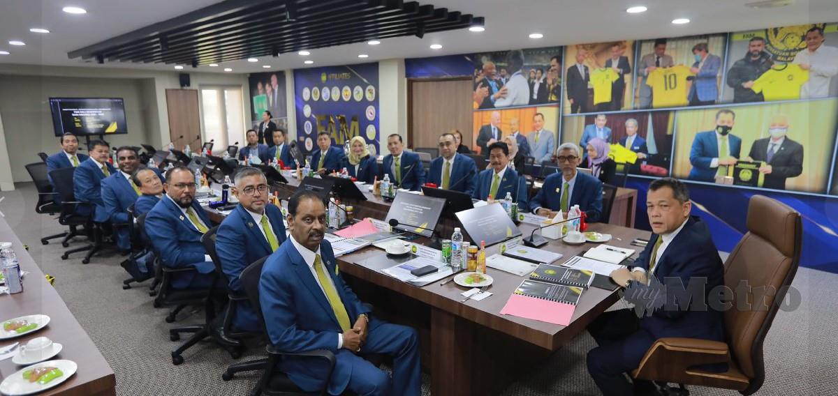HAMIDIN (kanan) ketika mempengerusikan Mesyuarat Kesembilan Jawatankuasa Eksekutif FAM bagi Penggal 2021-2025 di Wisma FAM, Kelana Jaya, hari ini. FOTO FB FAM