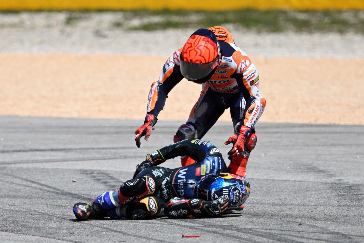 MARQUEZ mendekati Oliveira selepas kedua-duanya terbabit kemalangan, Ahad lalu. FOTO AFP