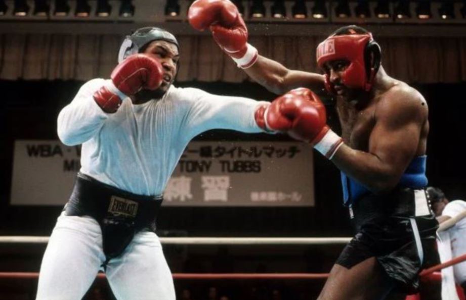 RAKAN sepelatih perlu memakai pelindung kepala dan badan sebelum berlatih tumbukan dengan Tyson. FOTO Agensi