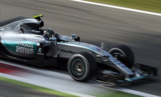 Hamilton memecut jentera Mercedes pada sesi latihan bebas hari ini menjelang GP Itali. - PIX AFP