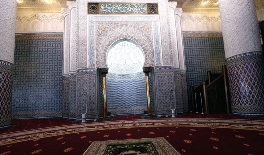 MIHRAB terletak di tengah dalam masjid di hadapan imam dan menunjukkan arah kiblat.