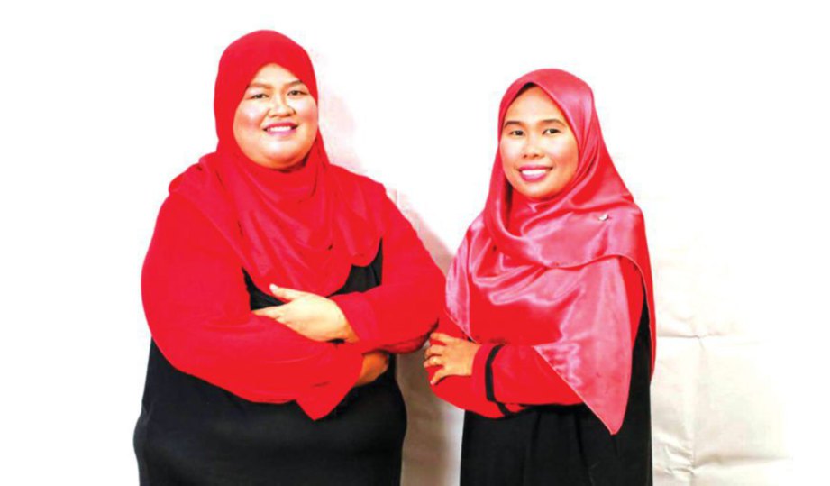  SITI Azlina (kanan) dan Suhaiza menjalankan perniagaan makanan.
